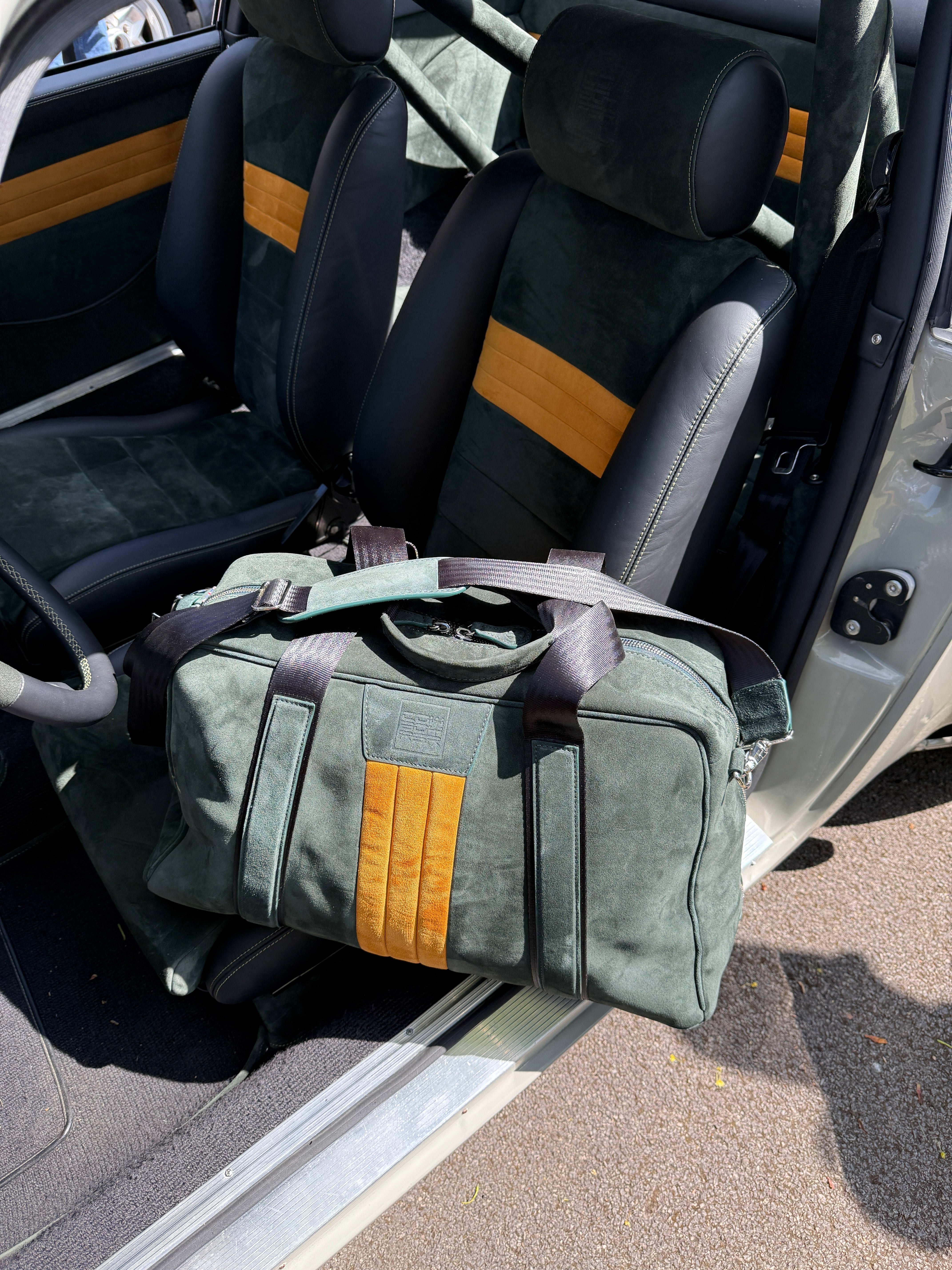 What Defines a Luxury Leather Holdall?